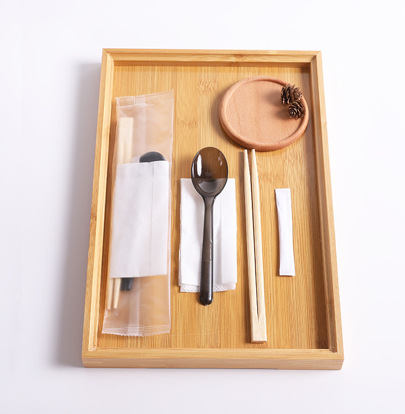 Bíodh Spúnóg Chopsticks Agus Tábla Naipcín Reoite Scannán Ilchodach le haghaidh Mála Béilí Indiúscartha ar Thacar Ceithre Phíosa